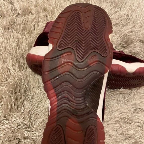 Rare Limited edition Jordan Maroon Retro 11βs Size 6.5 ππβΊοΈβΊοΈππ₯°π - Picture 2 of 9